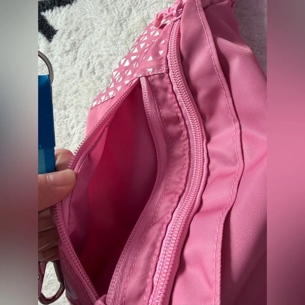 HOKA Pink Reflective Triangle Performance Sling Bag / Waist Pack - NWOT - Picture 4 of 5